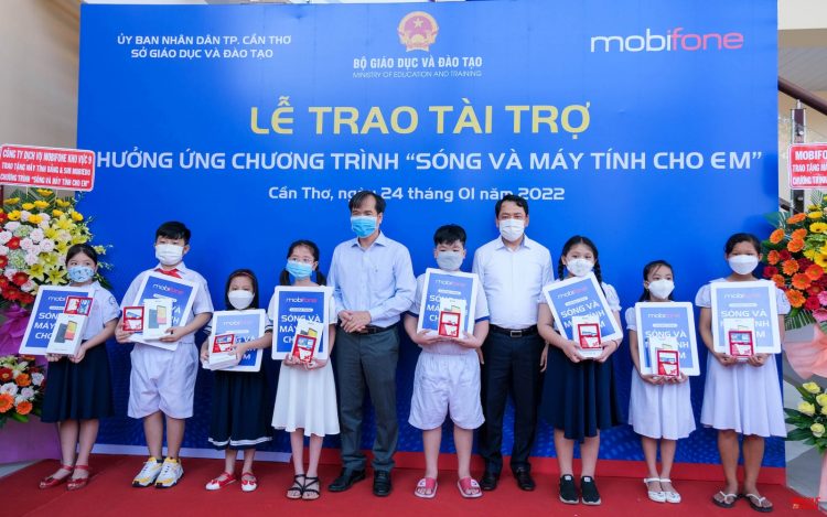 “Sóng và máy tính cho em” – Món quà ý nghĩa đầu năm mới